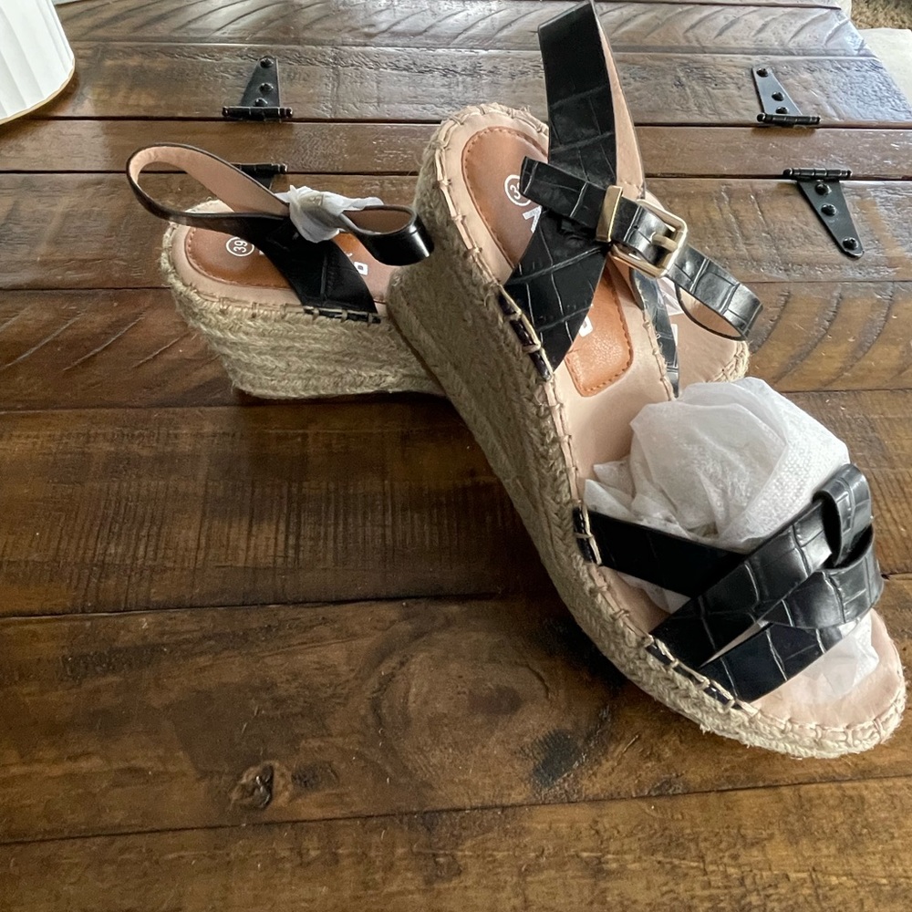 New no tags sandals